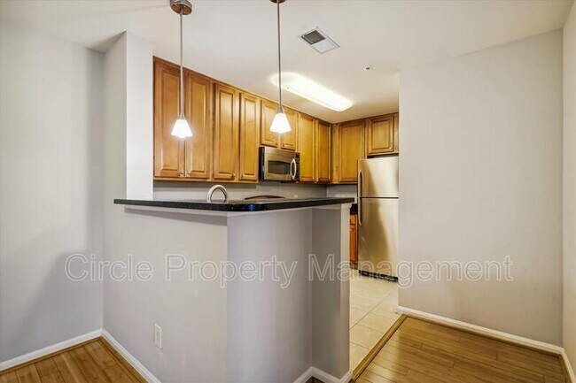 Building Photo - 3175 Summit Square Dr