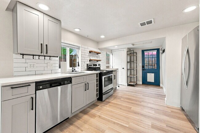 Foto del edificio - $2,420.95 with $300 Cleaning Voucher 2 Beds - 1 Bath, Single Family Home in Englewood with Privat...