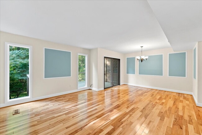 Building Photo - "Luxurious Reston Retreat: Spacious 2400 S...