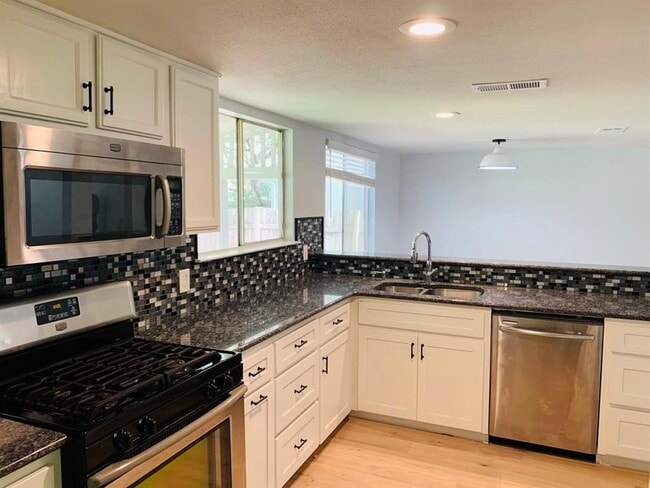 Building Photo - 4306 Sarasota Dr