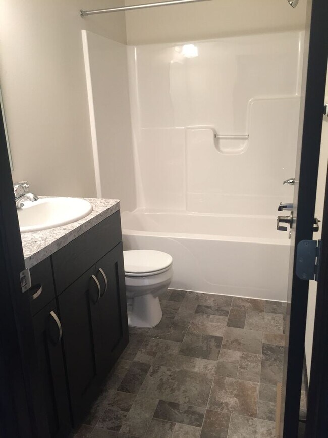 Building Photo - 3 Bed 3 Bath Twin Home