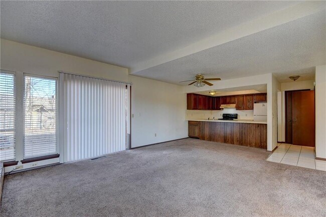 Foto del edificio - 3 Bedroom/2Bath/2Car Duplex- 2 Car Garage-1.5 from Chilsholm Creek