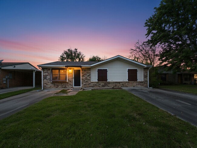 Foto del edificio - 3 bed 2 bath home Available now!