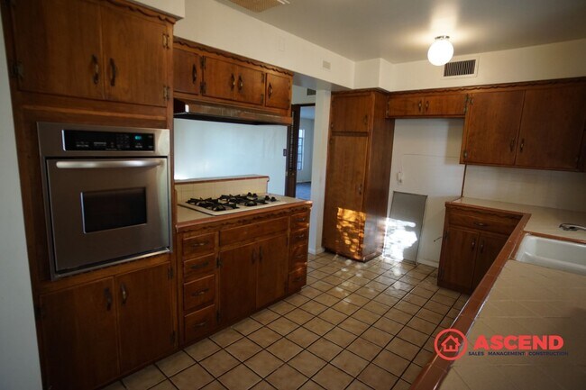 Building Photo - Stunning Home in Northeast Bakersfield!