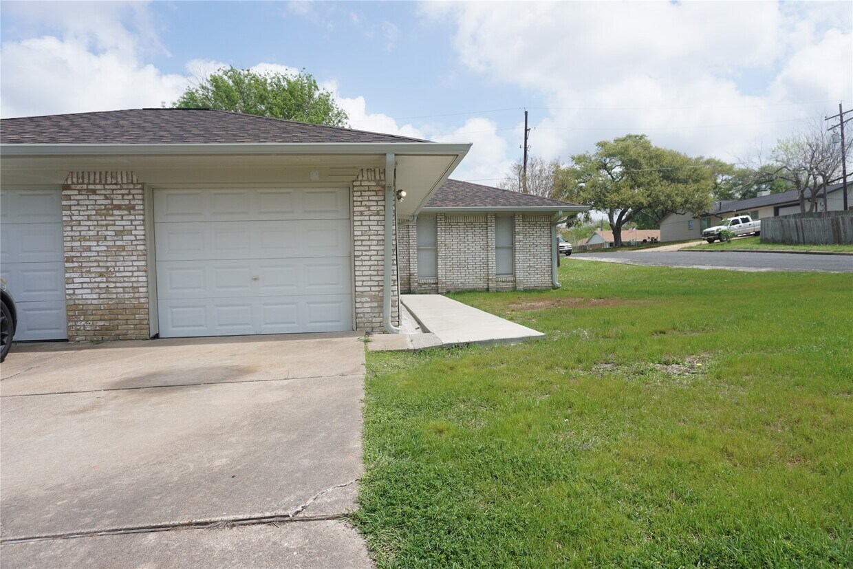 Foto principal - 1915 Normal Park Dr