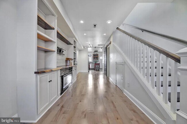Building Photo - 639 20th St NE