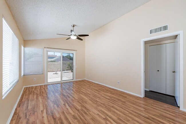 Foto del edificio - Two Bedrooms & Two Baths House with 2 Car ...