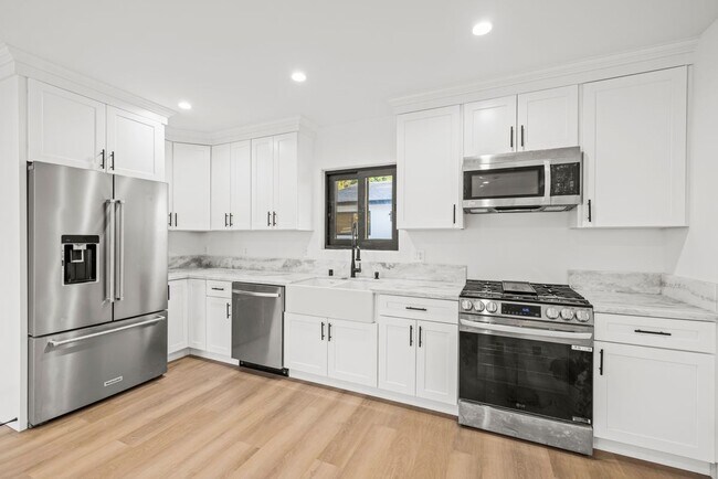 Foto del edificio - 16245 Chatsworth St
