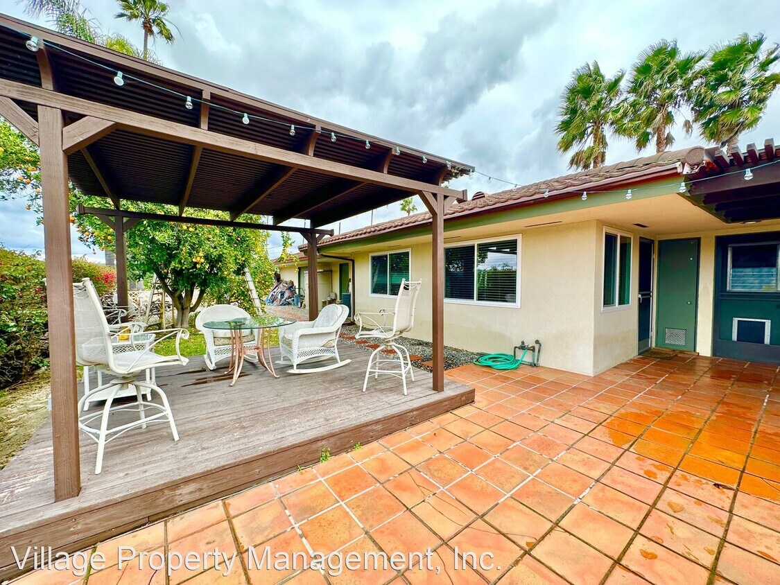 Primary Photo - Studio, 1 bath House - 1330 Knoll Park Lan...