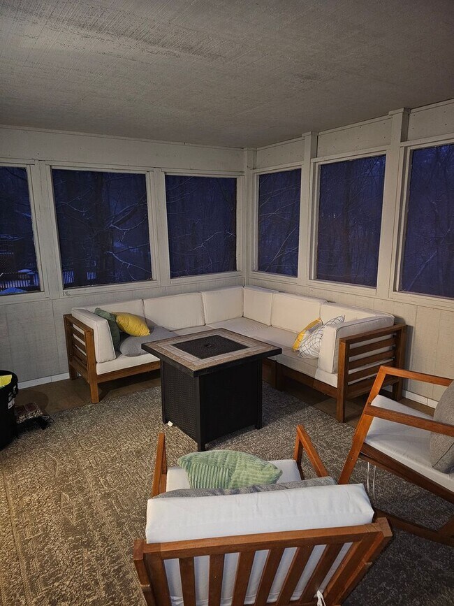 Building Photo - Remarkable 5 Bedroom Home For Rent in Mentor