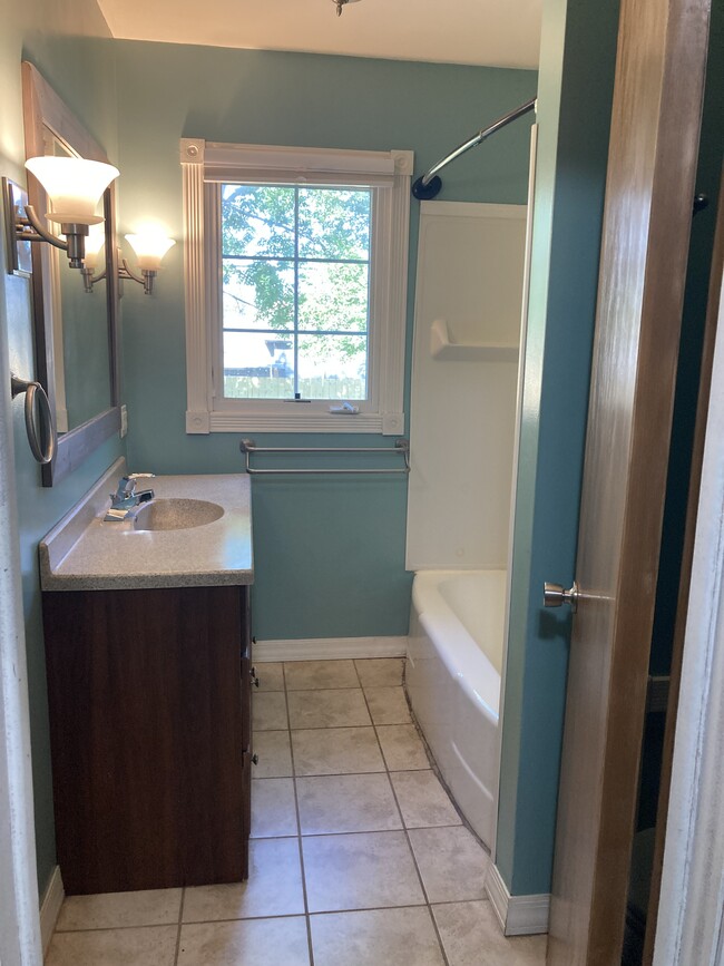 Main floor bath - 1609 S Park Ave