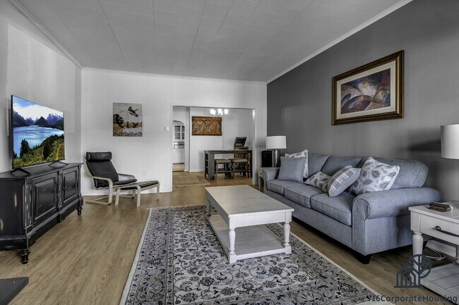 Foto del edificio - Furnished 2-Bedroom First-Floor Apartment Near Elmwood Village