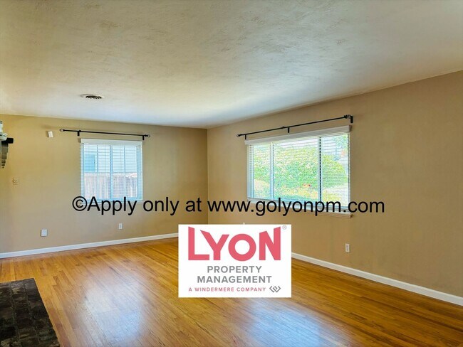 Building Photo - Updated beautiful 3 bedroom home w/ 2 car ...
