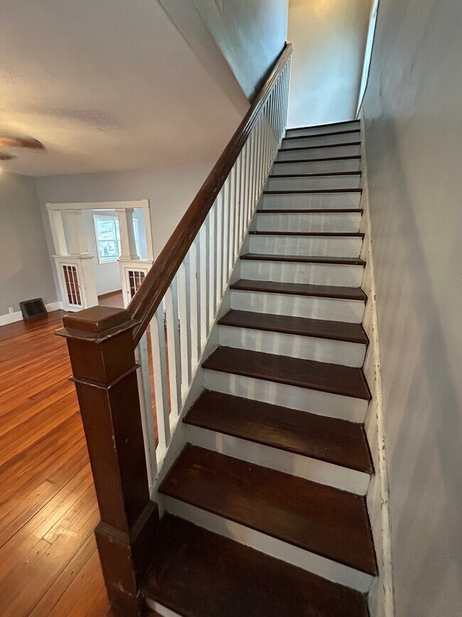 Escaleras - 821 Minnesota Ave