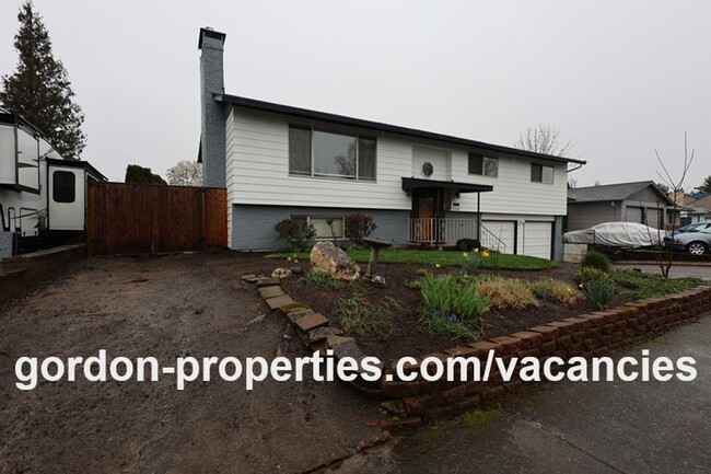 Building Photo - NE 22nd Ct - Gresham 4 bedroom split level home
