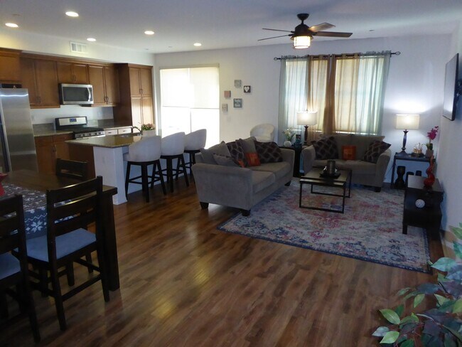 Foto del edificio - COMING SOON! Beautifully Remodeled 3-Bedro...