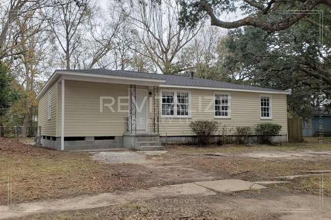 Building Photo - **$0 Deposit** Remodeled 4 Bed 1.5 Bath in...