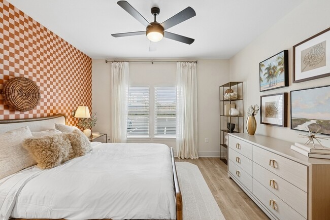Dormitorio con ventana y vestidor. - Paros Vineland