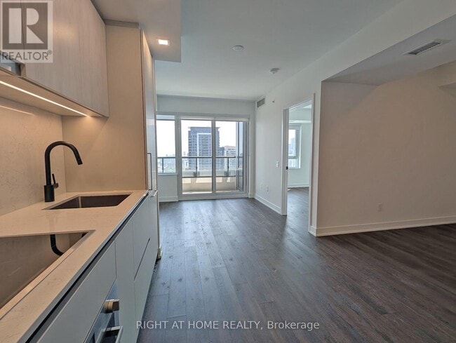 Building Photo - 609 Sherbourne St