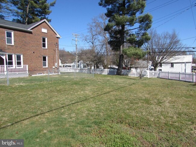 Building Photo - 8700 Maple Ave