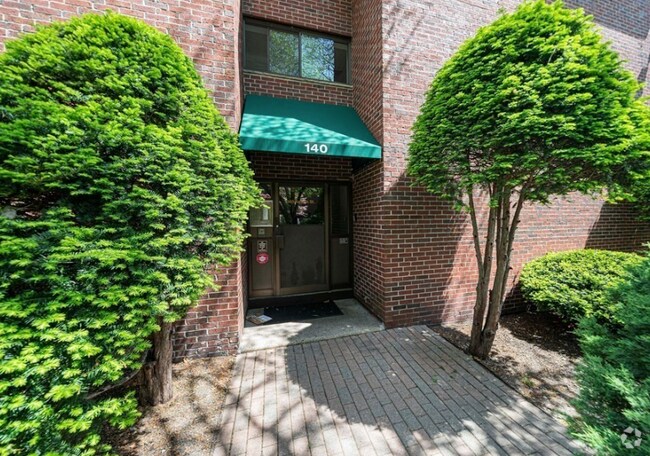 Building Photo - 140 Kenrick St