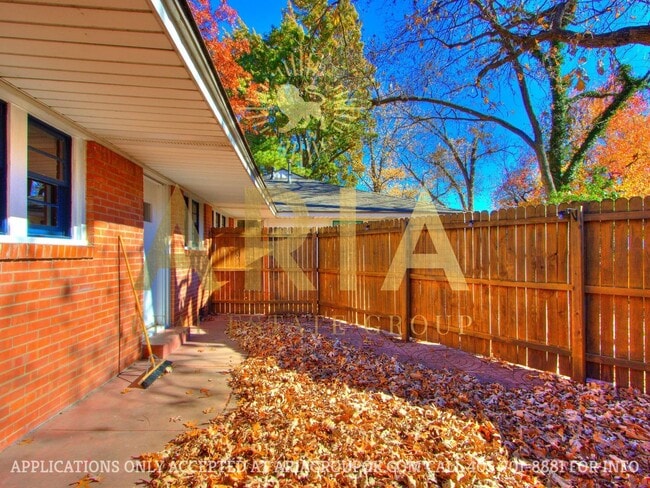 Building Photo - *COMING SOON!* UPDATED 3 BED/2 BATH DUPLEX...