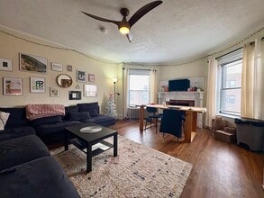 Building Photo - 914 Beacon St