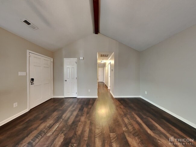 Building Photo - 10521 N Canyon Rd