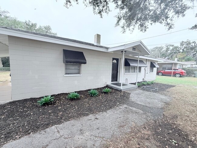 Building Photo - 811 S Lone Oak Dr