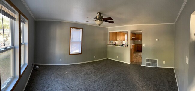 Building Photo - Charming and Spacious Rental Home in El Dorado, KS