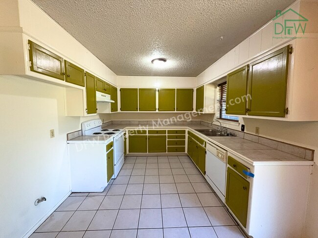 Building Photo - Spacious 3-Bedroom Home for Lease with Large Fenced Backyard in Quiet Benbrook Neighborhood