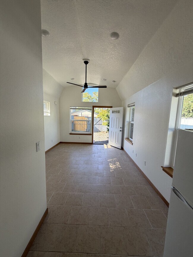 Foto del edificio - 6619 SE Woodstock Blvd