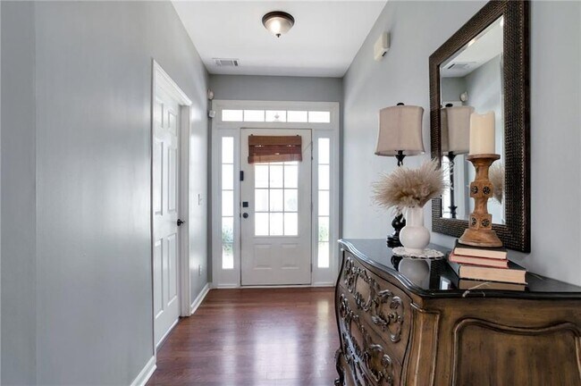 Foto del edificio - 1565 Hedington Cir SE