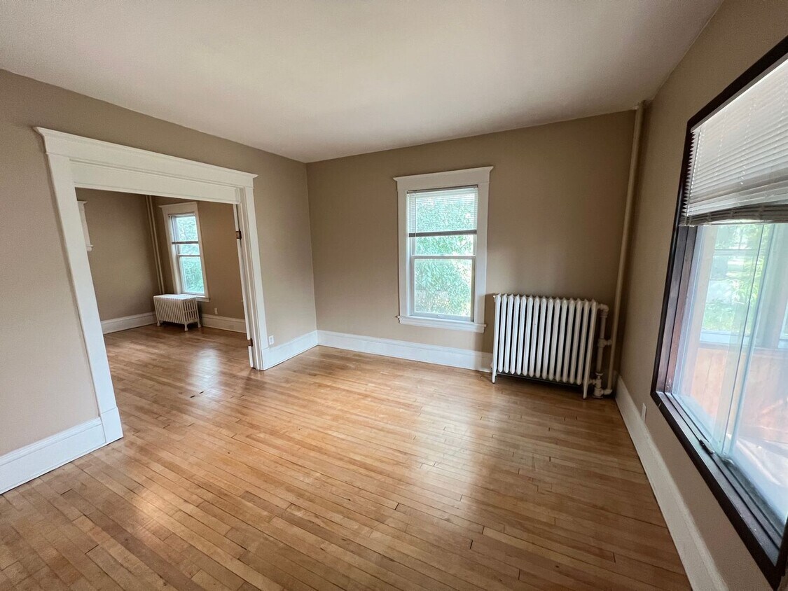 1777 St Anthony Ave Unit 1, Saint Paul, MN 55104 Room for Rent in
