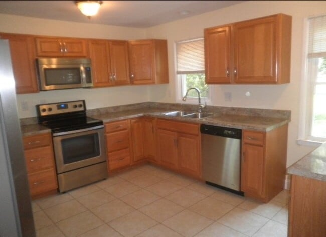 Building Photo - 824 Chambers Dr NE