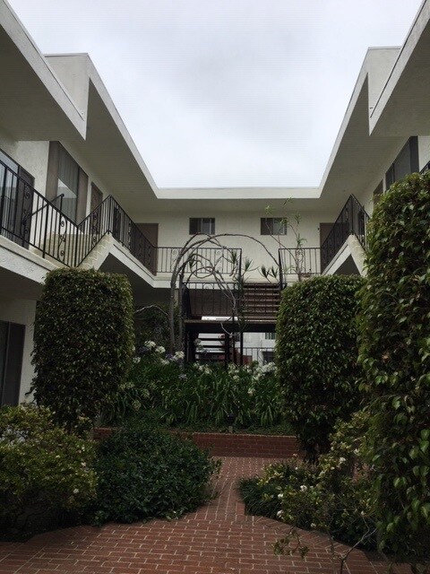 Landscaped Courtyard - 1631 Barry Ave