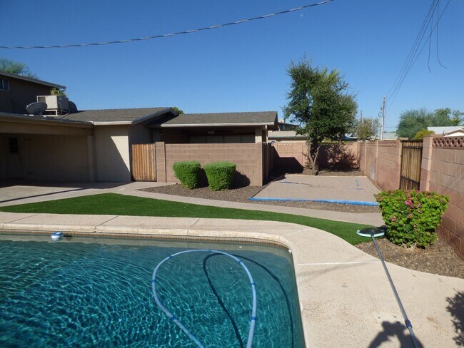 Building Photo - 6 Bedroom! 4 1/2 BATHS!  ASU! Diving Pool!...