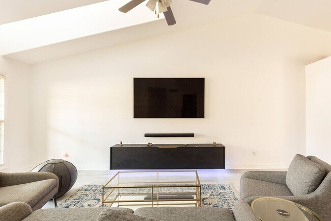 Sala de estar - 1337 Russell Springs Dr