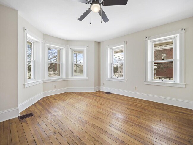 Foto del edificio - Charming 3-Bedroom Single-Family Home with Wrap-Around Porch & Private Fenced Yard