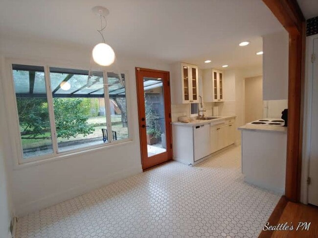 Building Photo - Beautifully Updated Magnolia House- 3 Bedr...