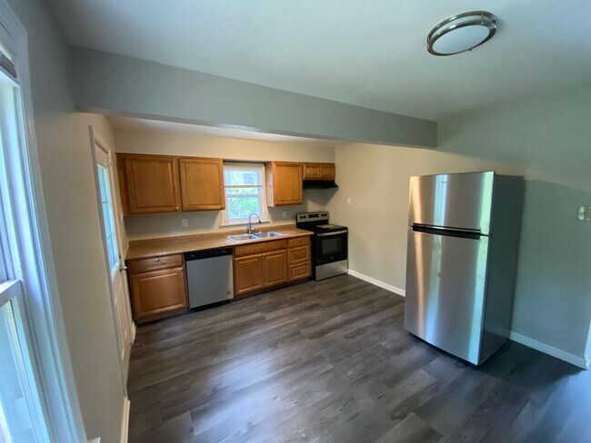 Foto del edificio - Two Bedroom One Bath with DISHWASHER Move In Ready!