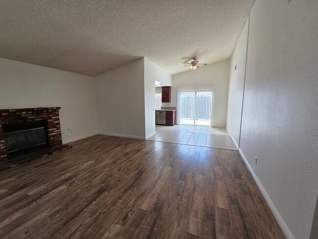 Building Photo - New Listing!