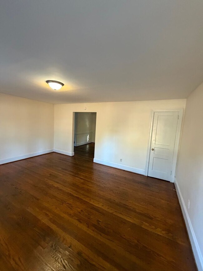 Foto del edificio - Prime Location Near Wade Avenue!