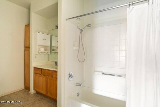 Building Photo - 2550 E River Rd