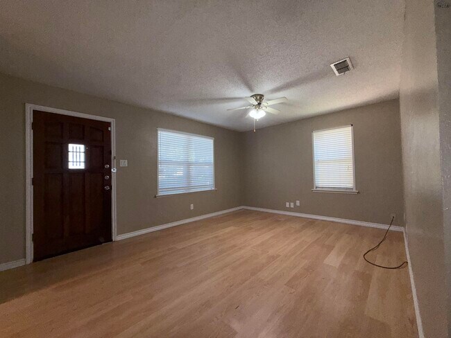 Foto del edificio - 5115 Kingston Dr