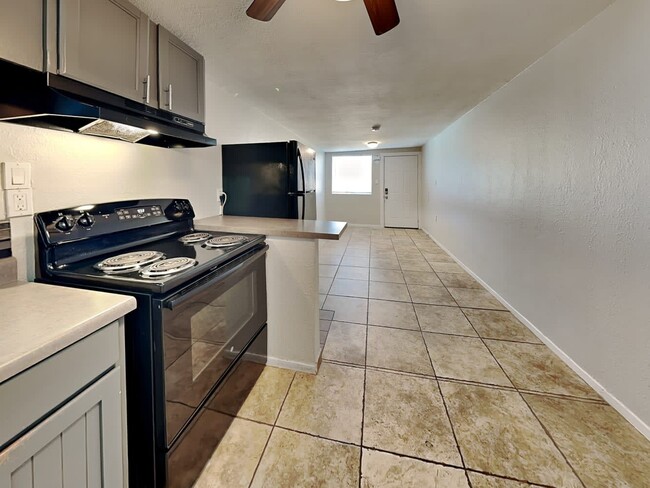 Building Photo - 1402 W Mercer Ln Unit 3