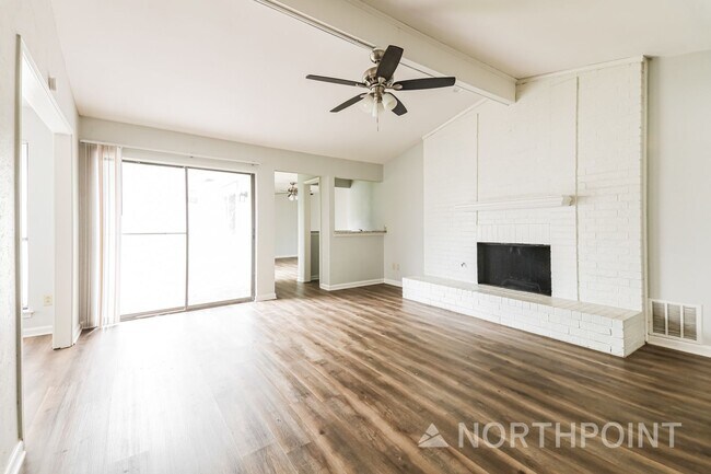 Foto del edificio - 3 BR/2BA | Newly Renovated Single Family Home | Fireplace in living room | Fenced backyard!