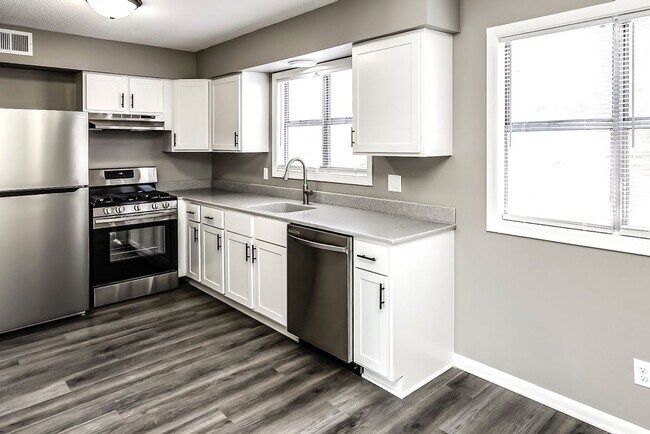 Foto del edificio - Spacious 1 bed first floor walkout in Bellevue!