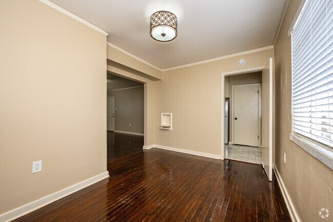 2 habitaciones, 1 baño - 1000 pies cuadrados - Comedor - Downtown Living With A Capitol View!