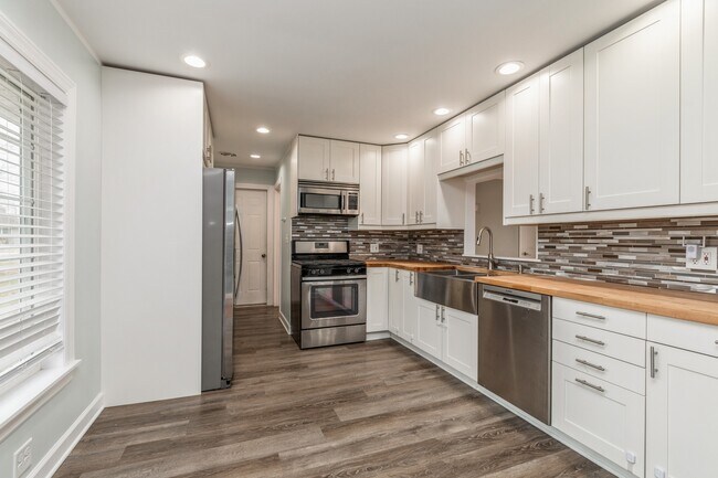 Foto del edificio - 2415 Plum Tree Rd